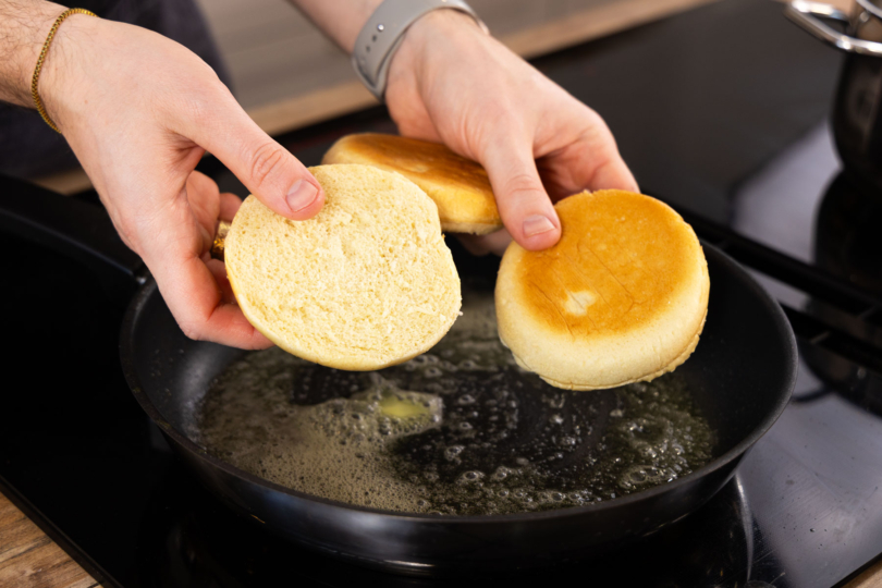 Brötchen anrösten.