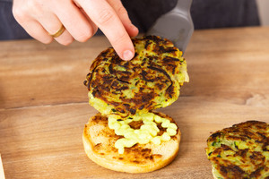 Patty auf den Gemüseburger legen.