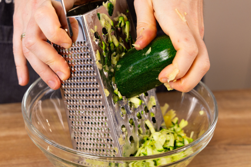 Zucchini raspeln.