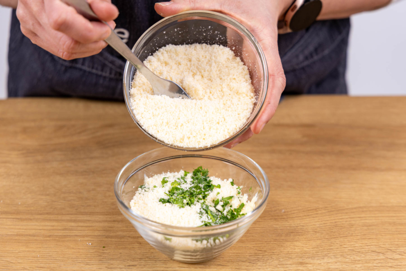 Parmesan zur Butter und Petersilie geben