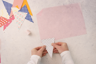 Tonpapier auf Seidenpapier kleben.