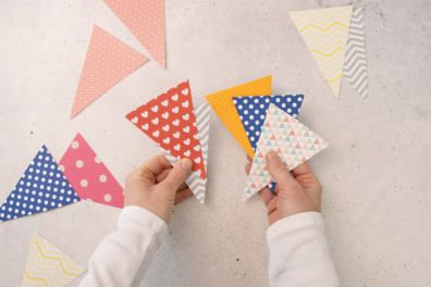 bunte Dreiecke aus Tonpapier