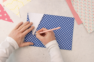 Vorlage auf blaues Tonpapier übertragen