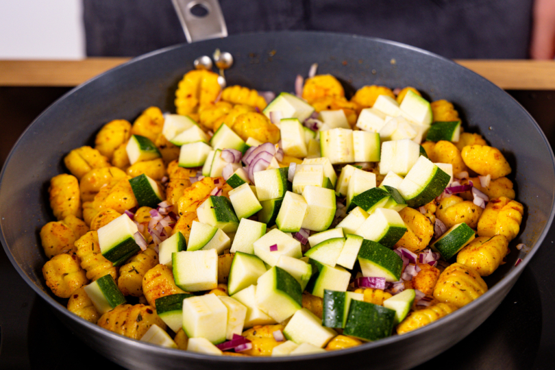 Gemüse zu Gnocchi in Pfanne geben