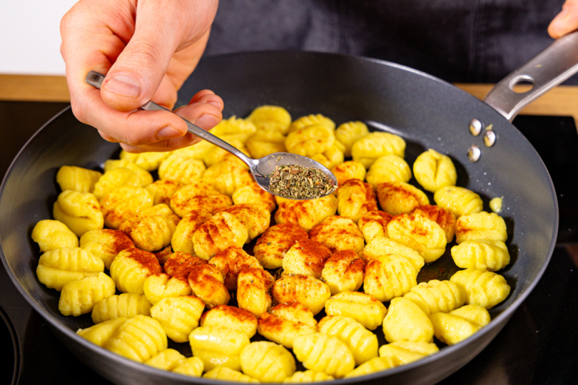 Gnocchi mit Gewürzen in Pfanne anbraten