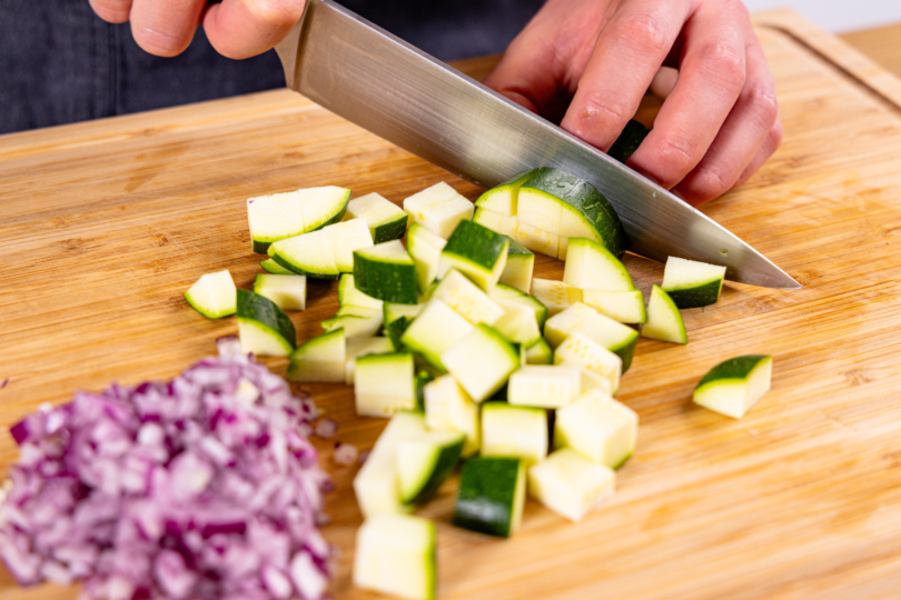 Zucchini würfeln