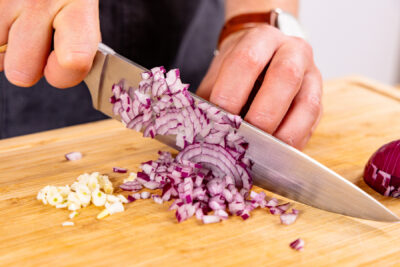 Knoblauch und Zwiebeln würfeln