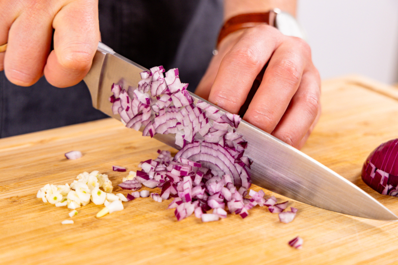 Knoblauch und Zwiebeln würfeln