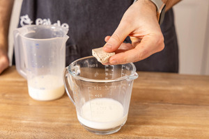 Hefe in das Wasser-Milch-Gemisch geben