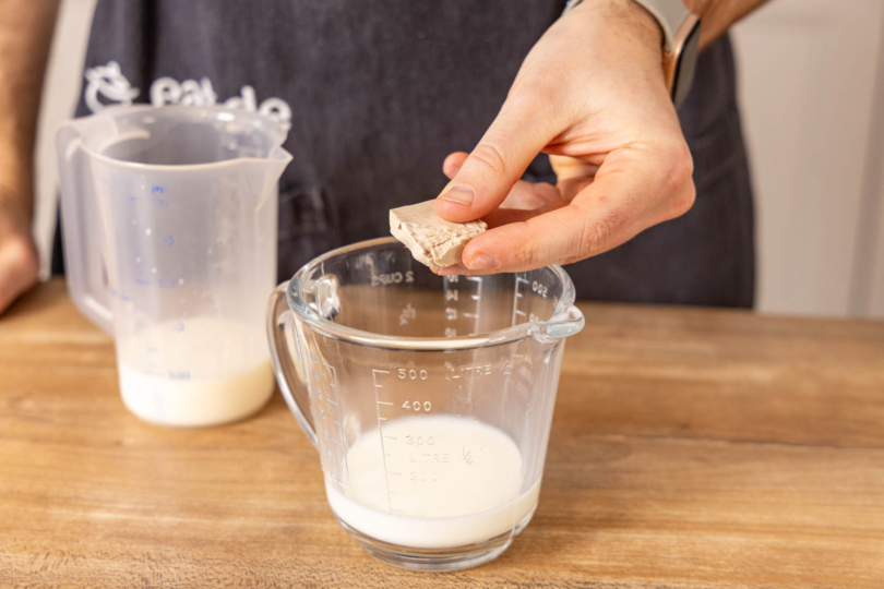 Hefe in das Wasser-Milch-Gemisch geben