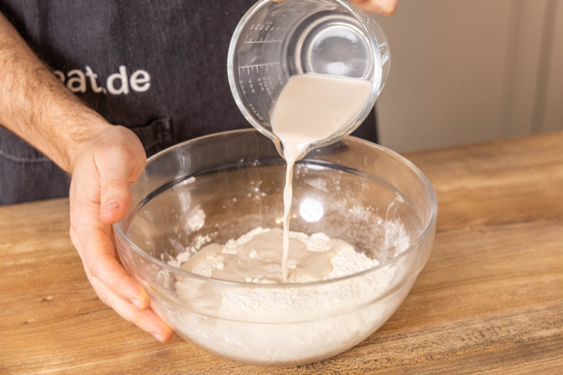Hefemilch zum Mehl gießen