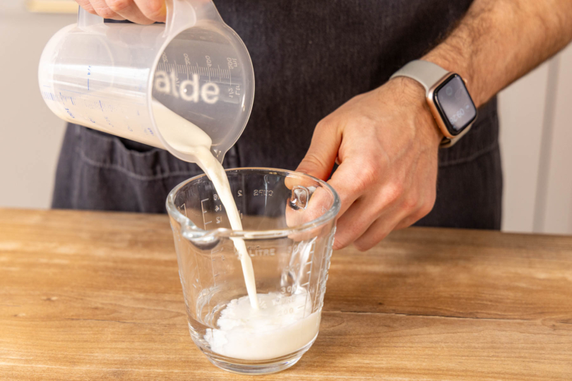 Milch zum Wasser gießen
