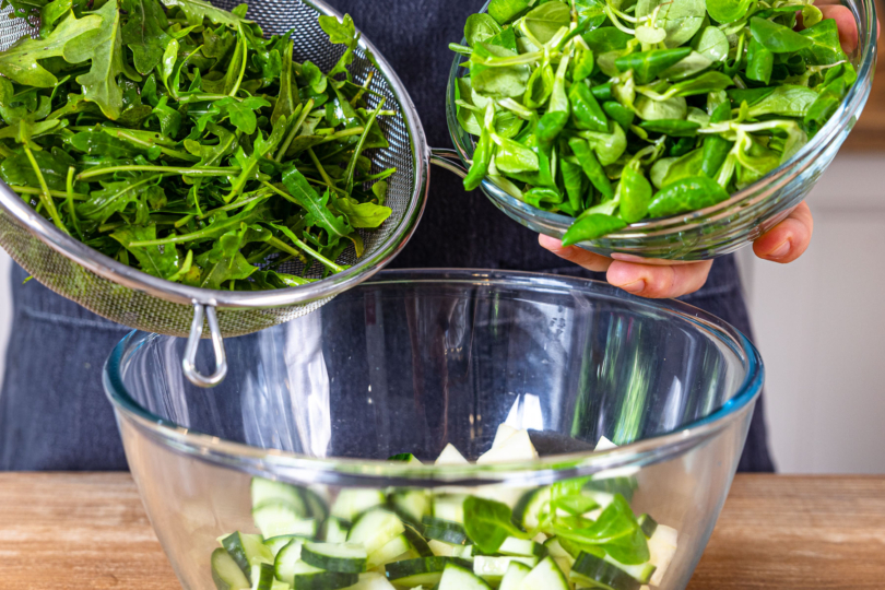 Salat in die Schüssel geben