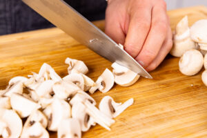 Champignons in Spalten schneiden