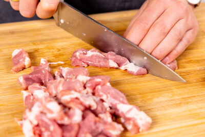 Schweinenacken in dünne Streifen schneiden