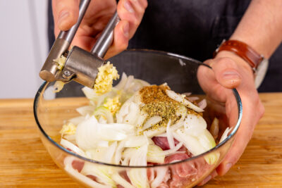 Knoblauch zur Gyrosmischung pressen