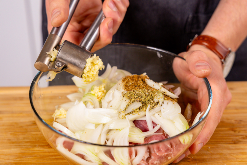 Knoblauch zur Gyrosmischung pressen