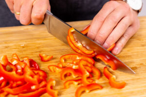 Paprika in dünne Streifen schneiden