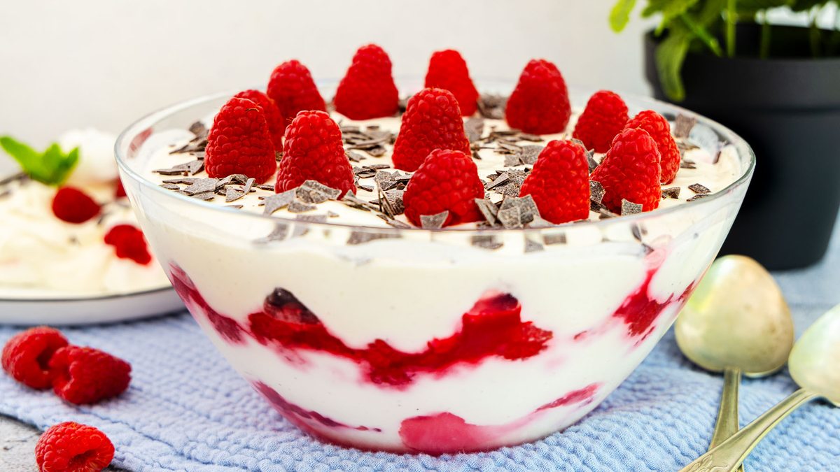Himbeer-Sahne-Schichtdessert mit Baiser: fruchtig & sahnig