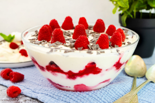 Himbeer-Sahne-Schichtdessert mit Baiser