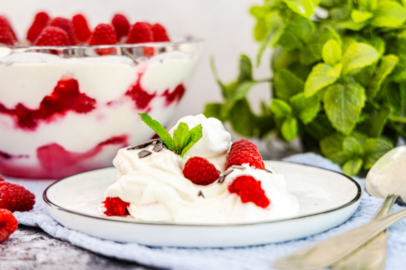 Himbeer-Sahne-Schichtdessert mit Baiser angerichtet