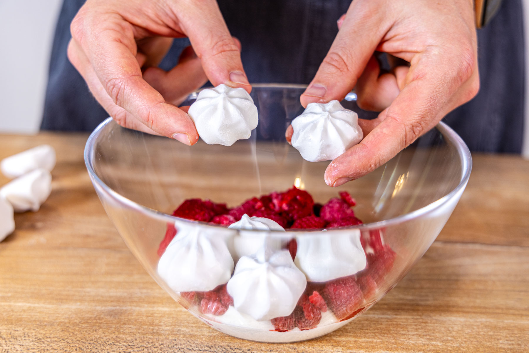 Himbeer-Sahne-Schichtdessert mit Baiser: fruchtig &amp; sahnig
