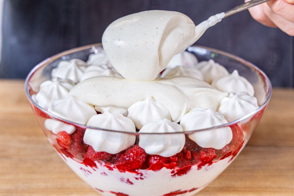 Himbeer-Sahne-Schichtdessert mit Baiser: fruchtig &amp; sahnig