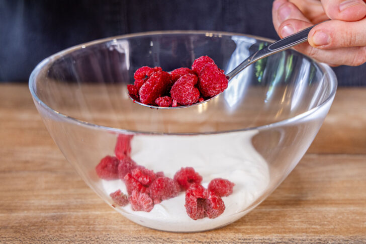 Himbeeren in Schüssel geben