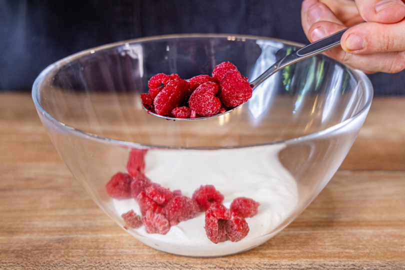 Himbeeren in Schüssel geben