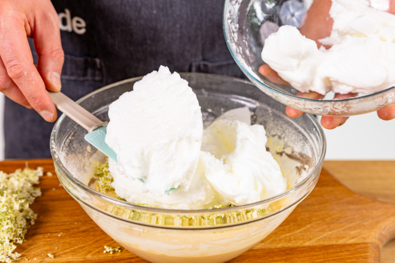 Eischnee unter Teig heben