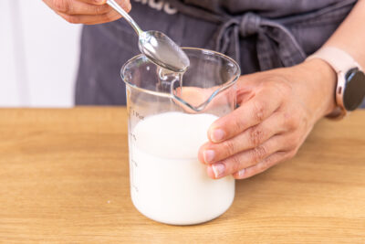 Agavendicksaft in der Milch auflösen