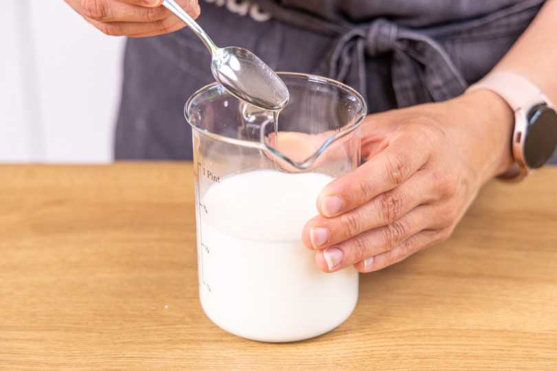 Agavendicksaft in der Milch auflösen