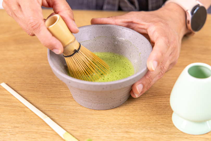 Matcha Pulver schaumig rühren