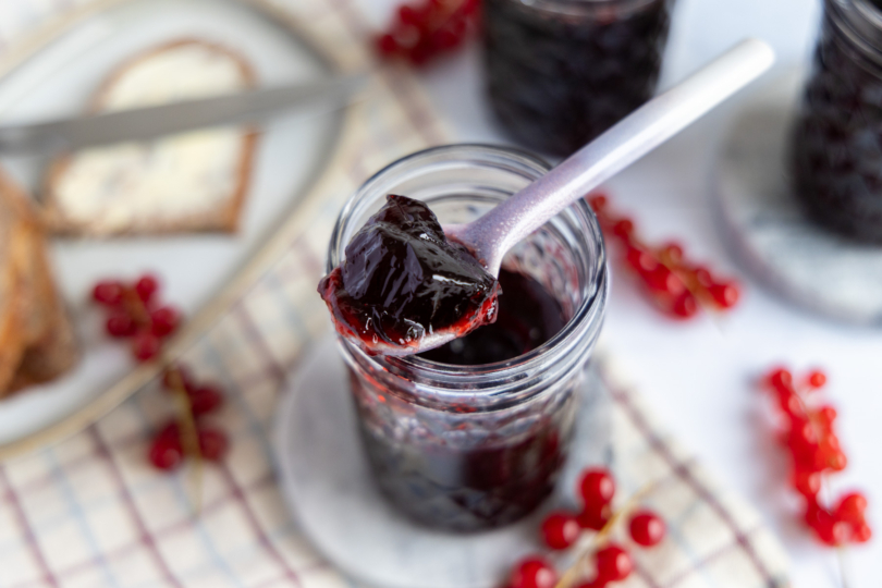 Johannisbeergelee aus Saft auf dem Löffel