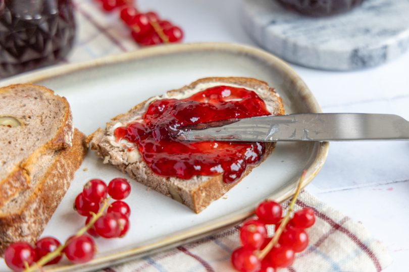 Johannisbeergelee aus Saft auf dem Brot