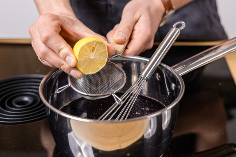 Zitronensaft in den Topf geben
