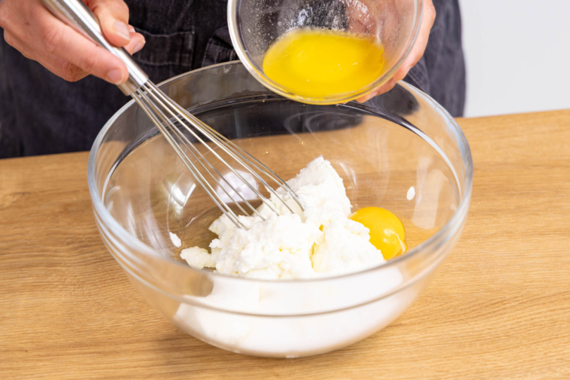 flüssige Butter zum Quark geben