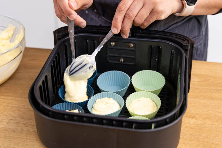 Quarkmasse in die Muffinförmchen füllen
