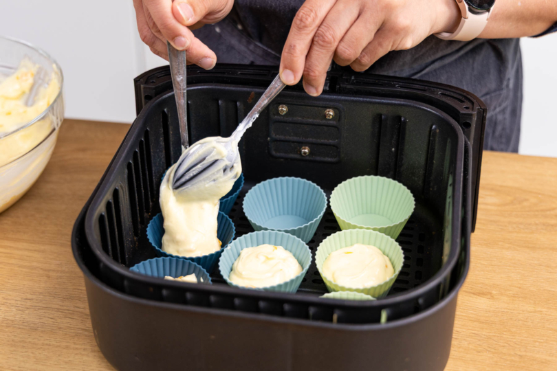 Quarkmasse in die Muffinförmchen füllen