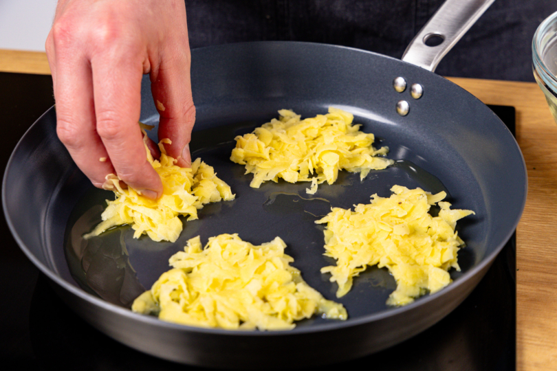 geraspelte Kartoffeln zu Röstis anbraten