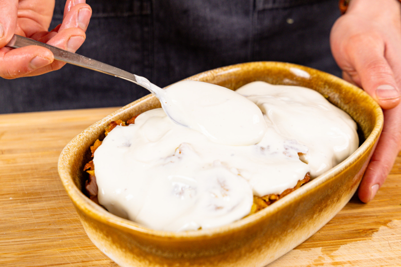 Sauce auf Röstis verstreichen