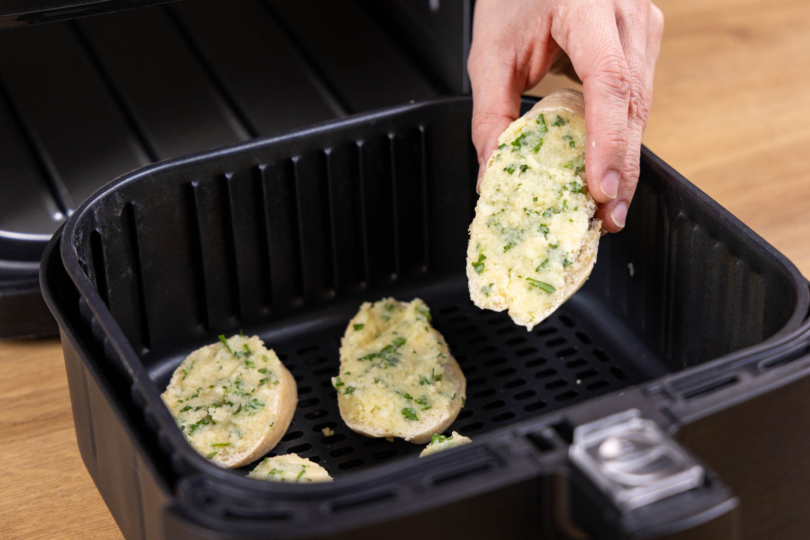 Knoblauchbrot in den Airfryer geben