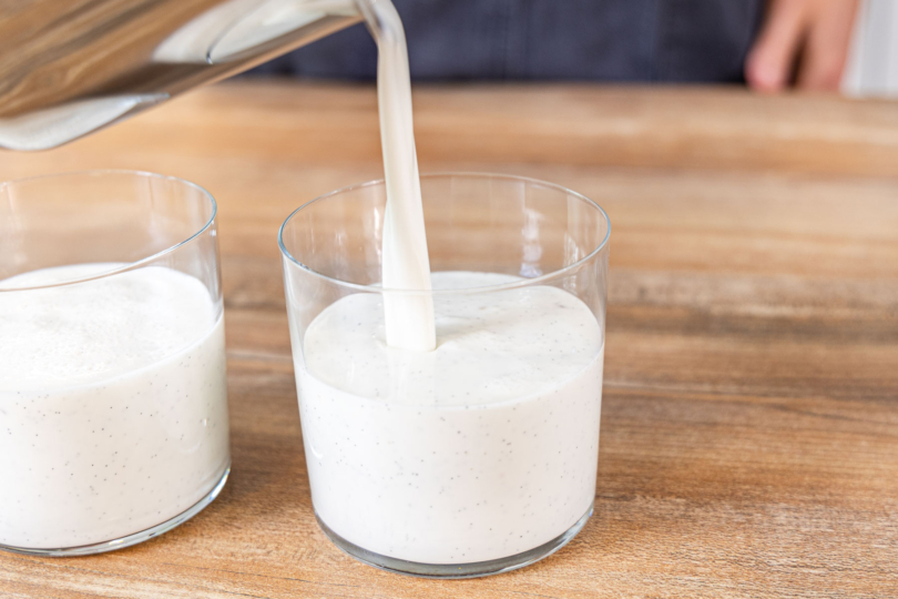 Kokos-Panna Cotta in Gläser füllen