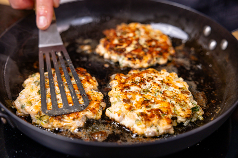 angebratene Burgerpatties aus Lachs
