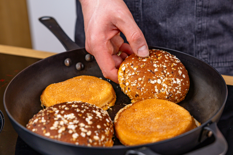 Burger Buns innen anrösten