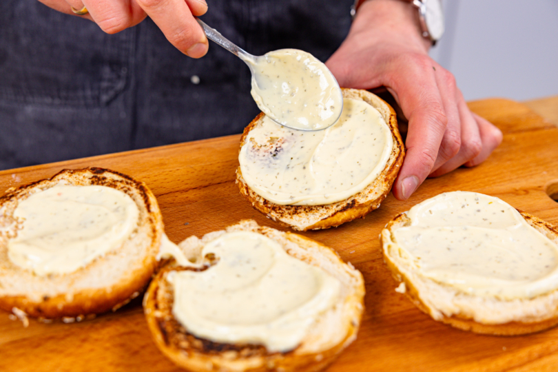 Burger Buns mit Remoulade bestreichen