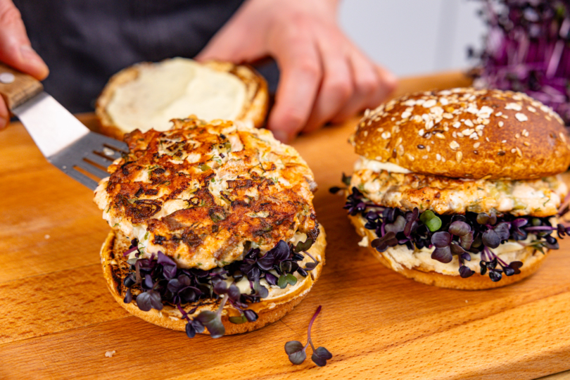 Lachs-Patty auf Burgerbrötchen platzieren