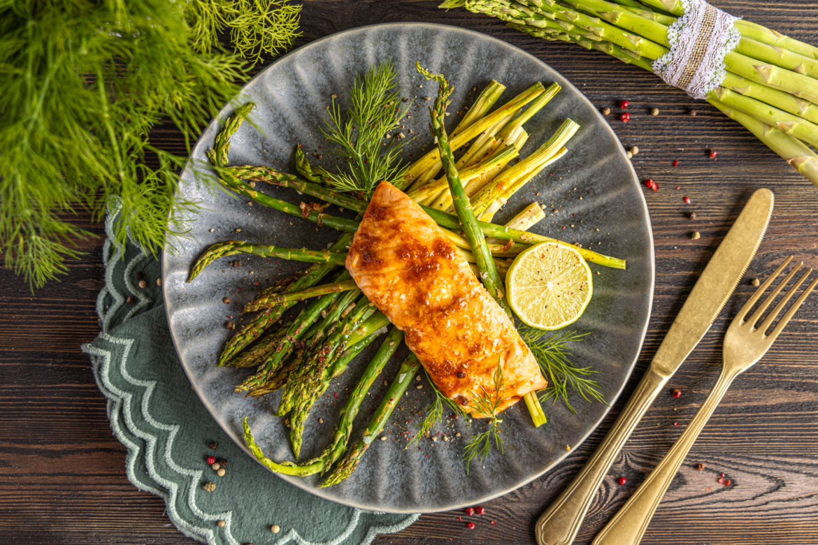 Lachs mit grünem Spargel im Ofen