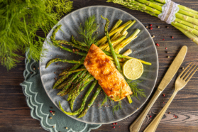 Lachs mit grünem Spargel im Ofen