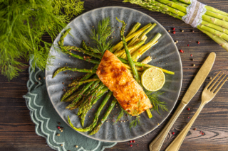 Lachs mit grünem Spargel im Ofen